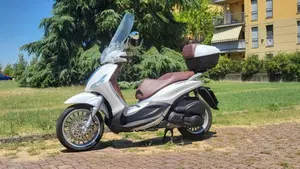 Piaggio Beverly 300 ABS-ASR (2021 - 25)  (2)