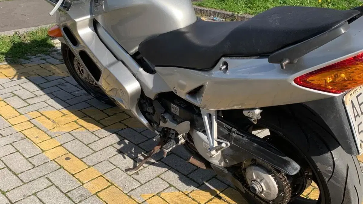 Honda VFR 800 (1998 - 01)  (2)