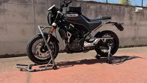 Husqvarna Svartpilen 401 (2020)  (4)