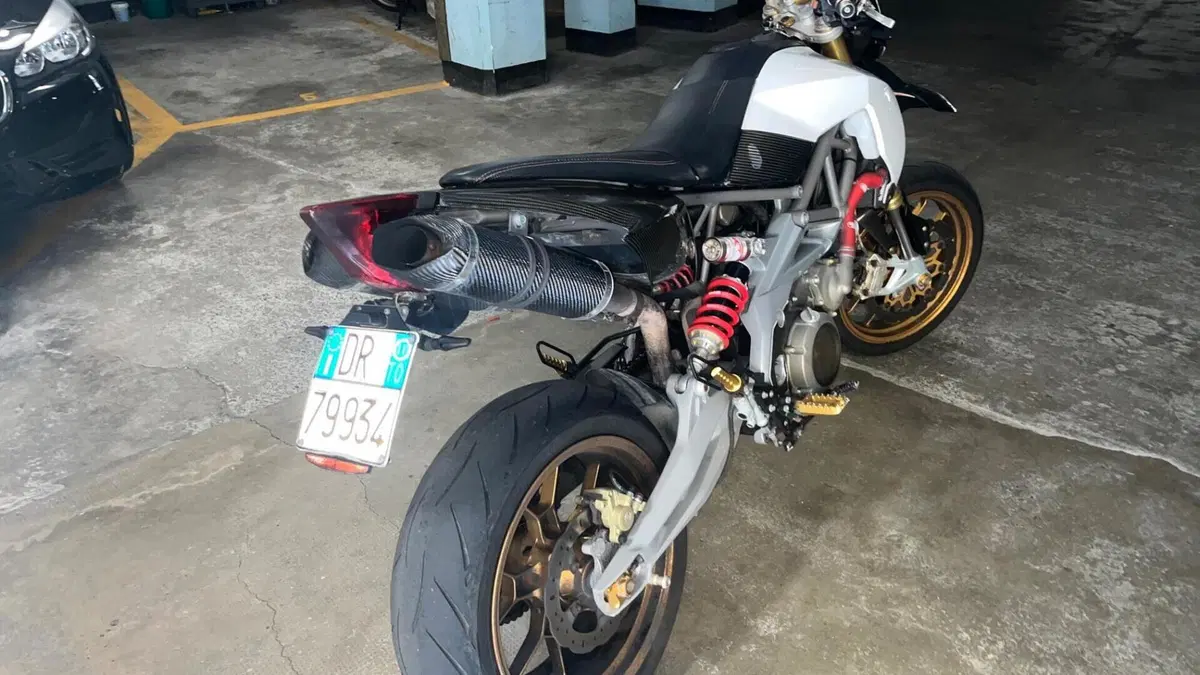 Aprilia Dorsoduro 750 Factory (2010 - 13)  (3)