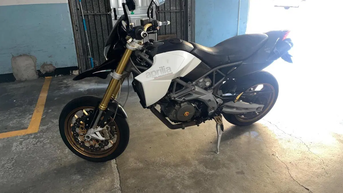Aprilia Dorsoduro 750 Factory (2010 - 13)  (6)