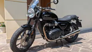 Triumph Street Twin 900 (2017 - 18)  (2)