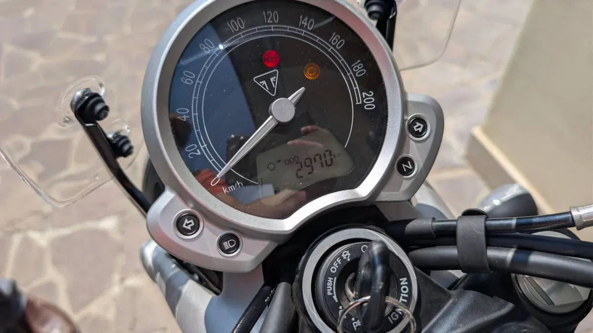 Triumph Street Twin 900 (2017 - 18)  (5)