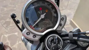 Triumph Street Twin 900 (2017 - 18)  (5)