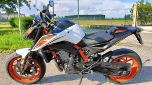 KTM 890 Duke R (2021) 