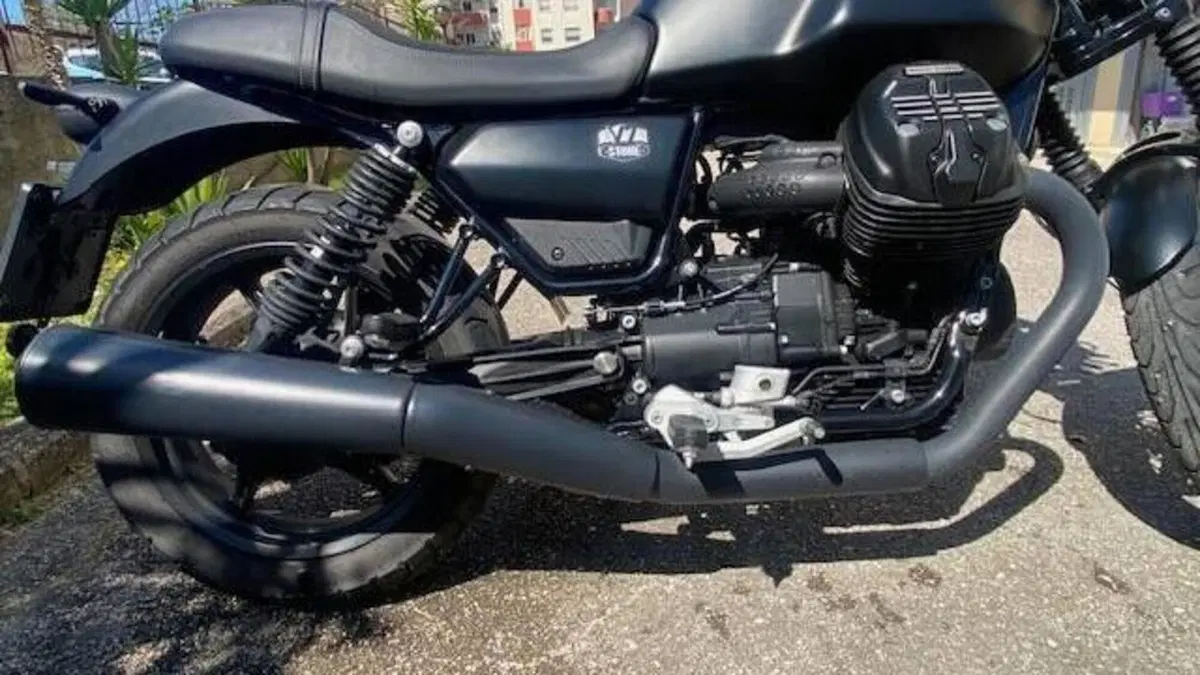 Moto Guzzi V7 Stone (2021 - 24)  (6)