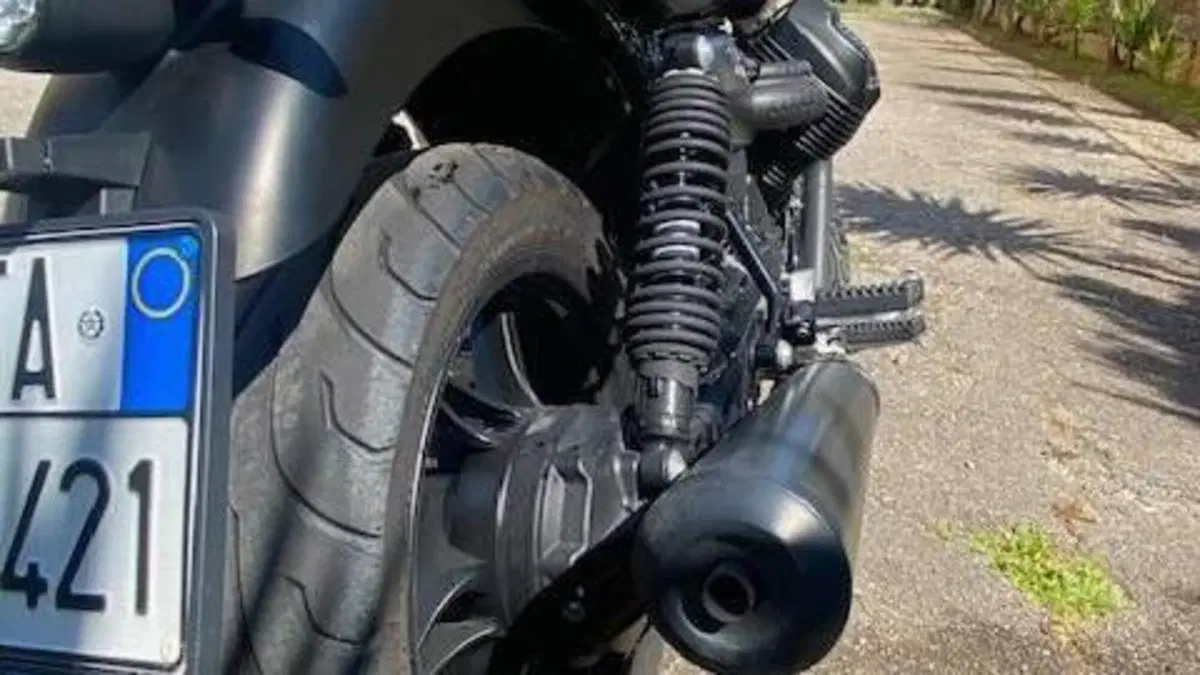 Moto Guzzi V7 Stone (2021 - 24)  (7)