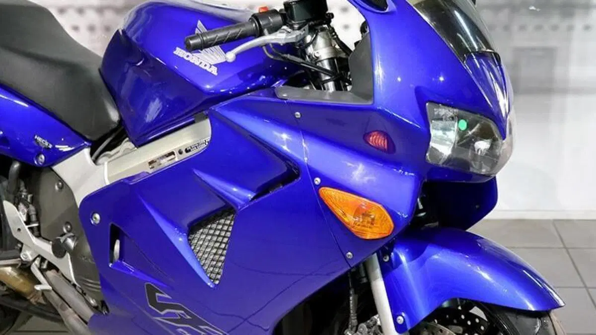 Honda VFR 800 (1998 - 01)  (3)