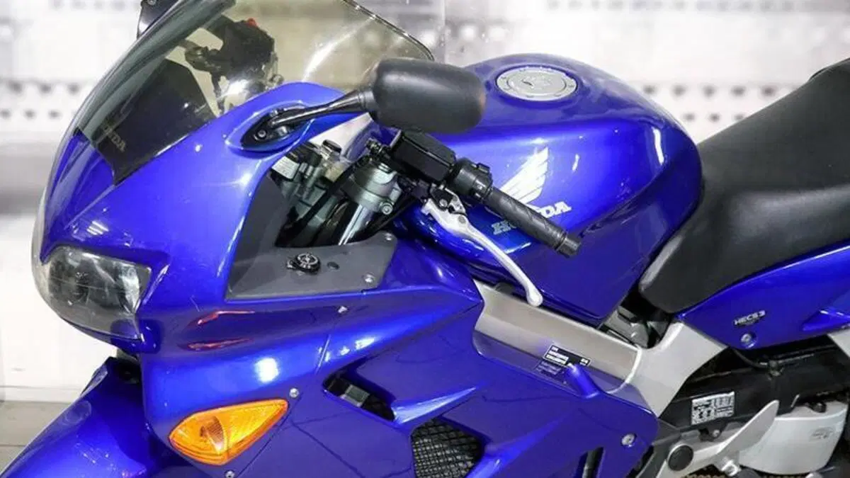 Honda VFR 800 (1998 - 01)  (7)