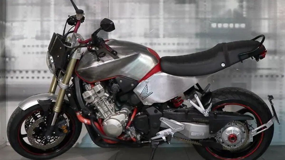 Honda Hornet 900  (2)