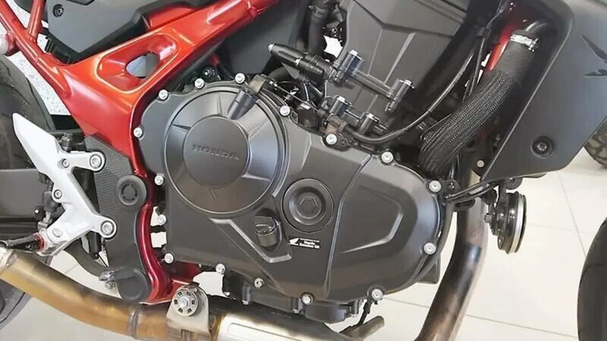 Honda CB 750 Hornet (2025)  (2)