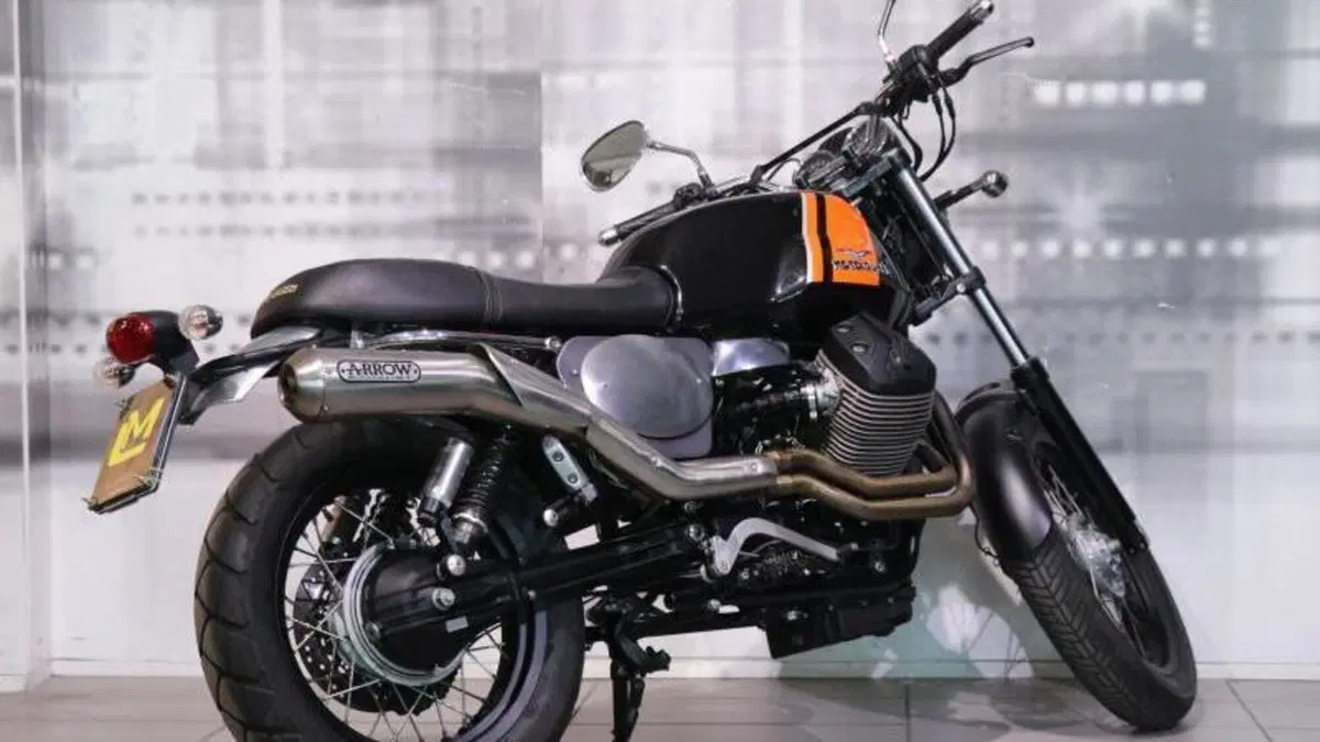 Moto Guzzi V7 II Racer (2015 - 17)  (8)
