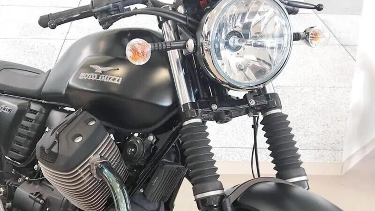 Moto Guzzi V7 II Stone (2015 - 17)  (3)