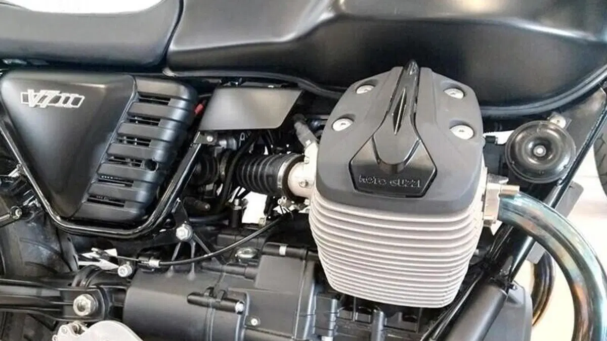 Moto Guzzi V7 II Stone (2015 - 17)  (4)