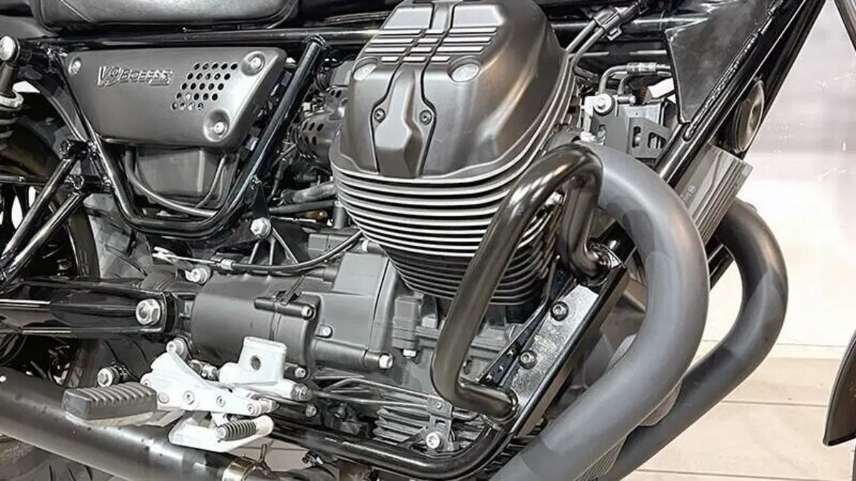 Moto Guzzi V9 Bobber (2018 - 20)  (3)