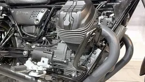 Moto Guzzi V9 Bobber (2018 - 20)  (3)