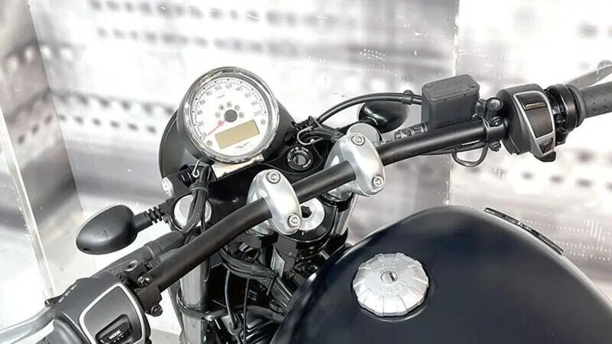 Moto Guzzi V9 Bobber (2018 - 20)  (5)