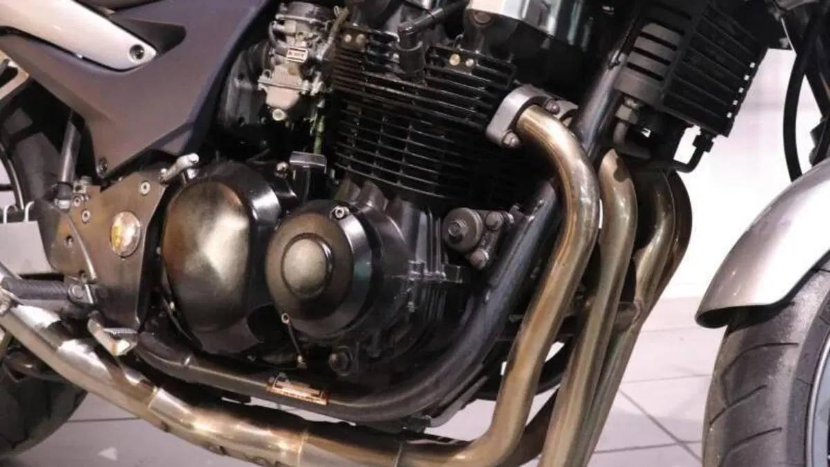 Kawasaki ZR-7 (2001 - 04)  (3)