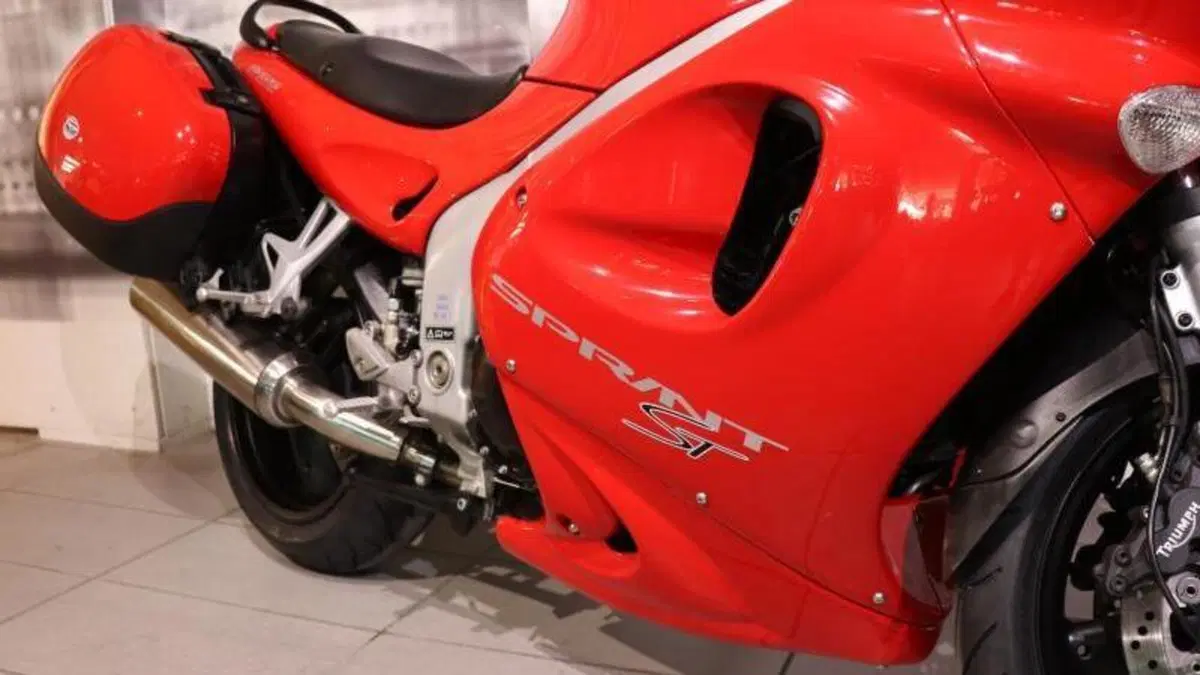 Triumph Sprint 955 ST  (5)