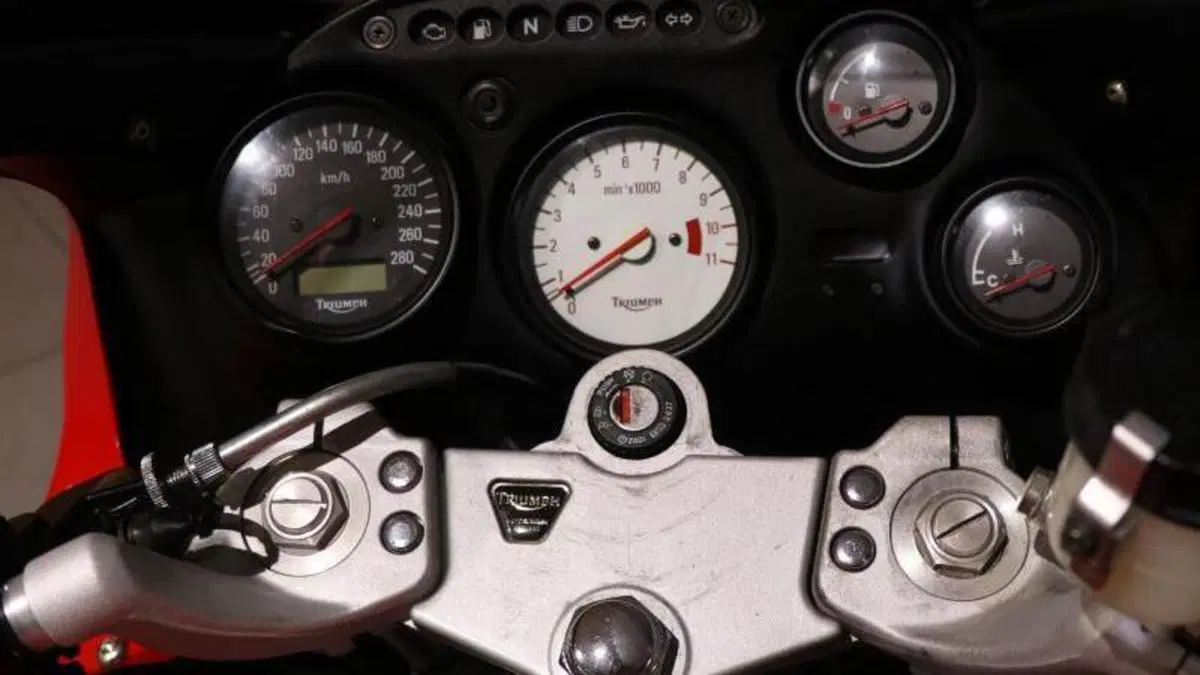 Triumph Sprint 955 ST  (6)