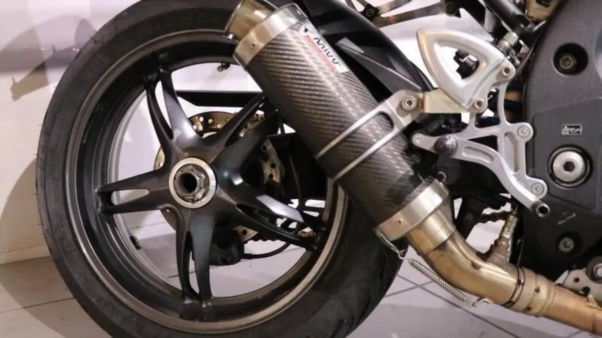 Triumph Speed Triple 1050 (2005 - 11)  (4)