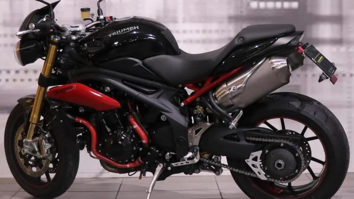 Triumph Speed Triple 1050 R ABS (2011 - 15)  (2)