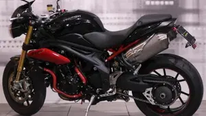 Triumph Speed Triple 1050 R ABS (2011 - 15)  (2)