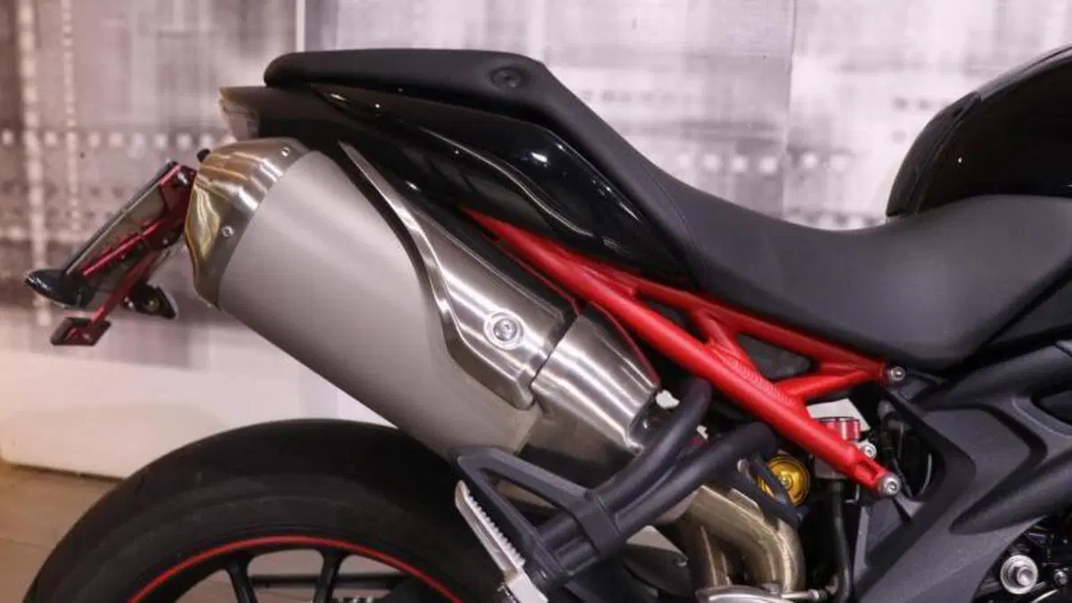 Triumph Speed Triple 1050 R ABS (2011 - 15)  (3)