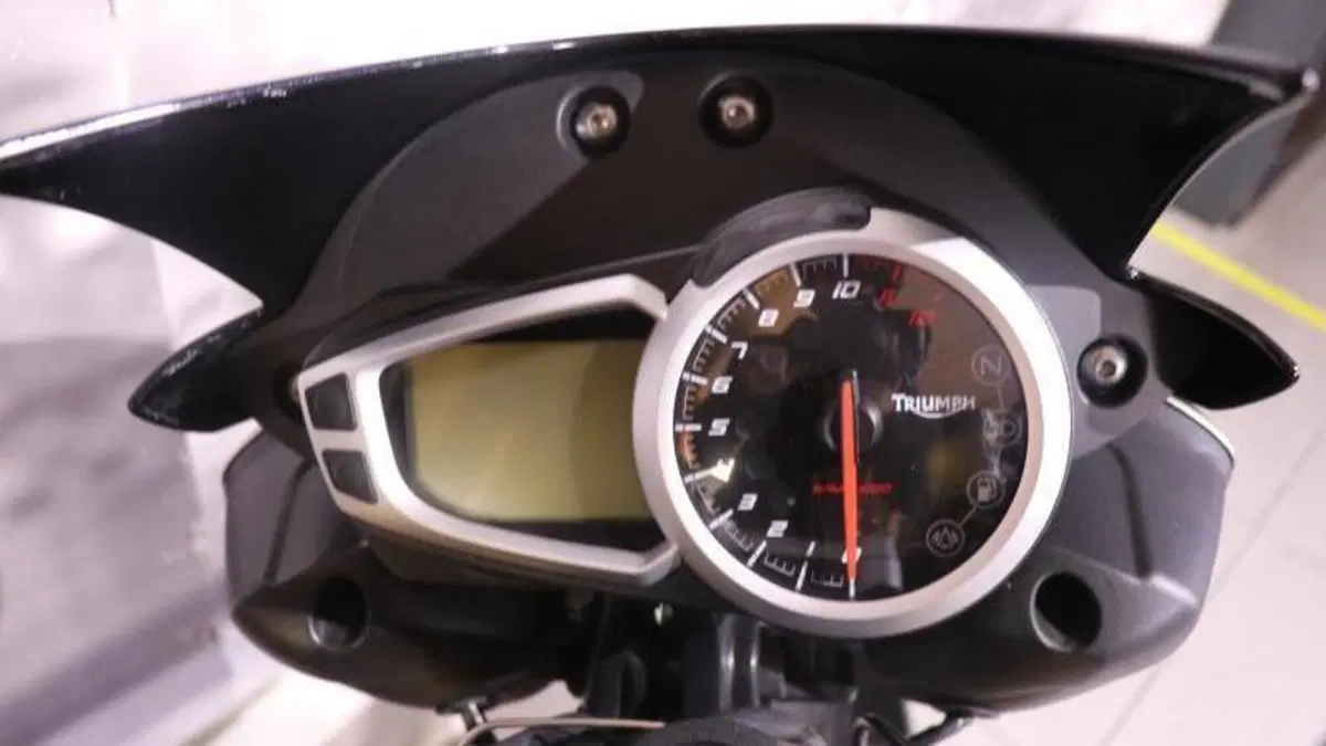 Triumph Speed Triple 1050 R ABS (2011 - 15)  (6)