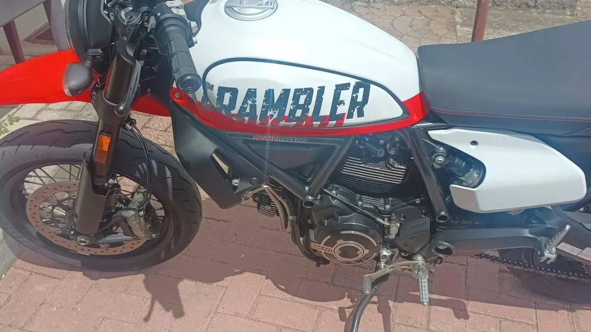 Ducati Scrambler 800 Urban Motard (2022) 