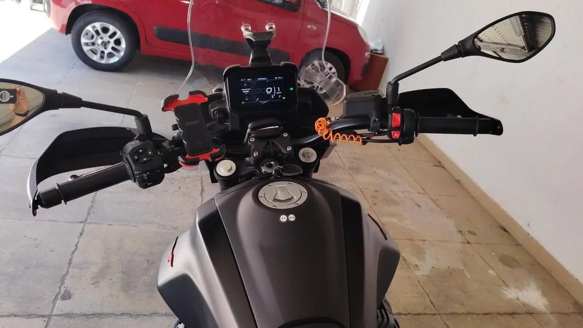 Moto Guzzi V85 Strada (2024 - 26)  (5)