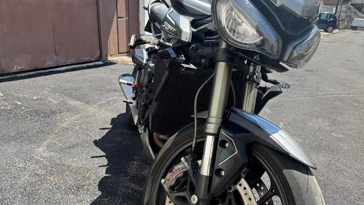 Triumph Street Triple 765 RS (2023 - 26)  (2)