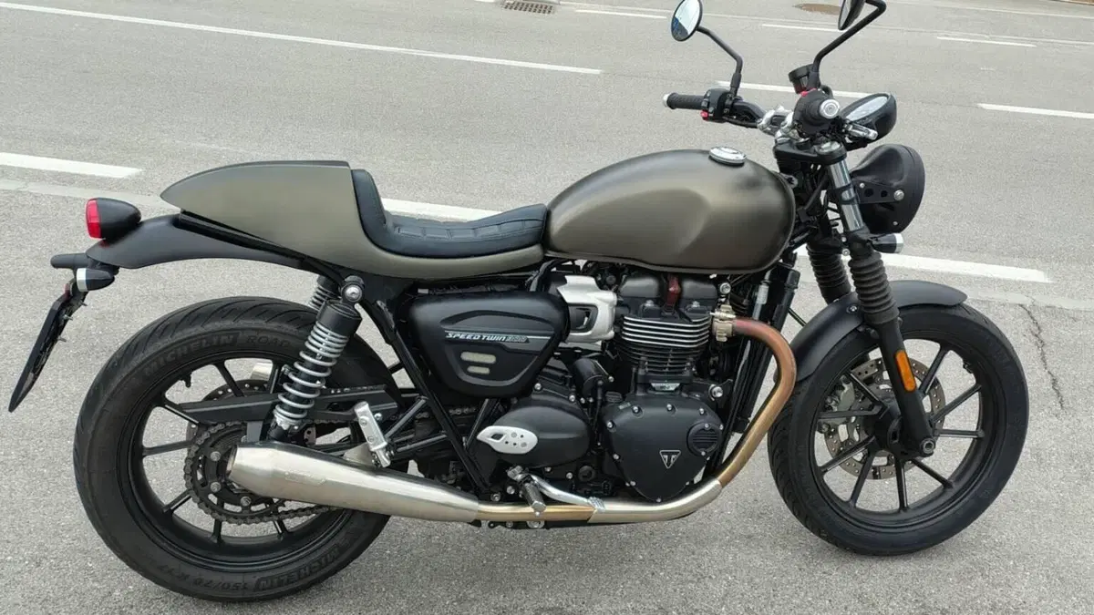 Triumph Speed Twin 900 Chrome Edition (2023)  (2)