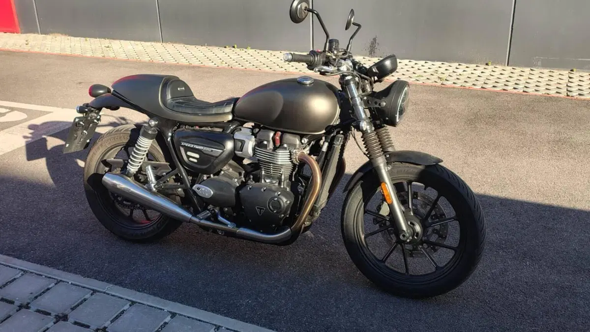 Triumph Speed Twin 900 Chrome Edition (2023)  (3)