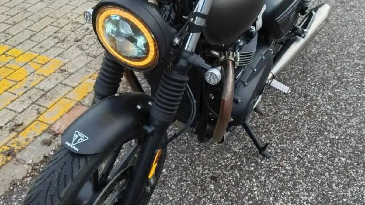 Triumph Speed Twin 900 Chrome Edition (2023)  (6)