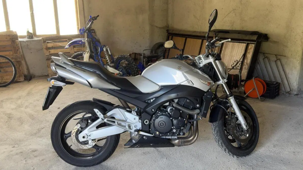 Suzuki GSR 600 (2006 - 11)  (4)