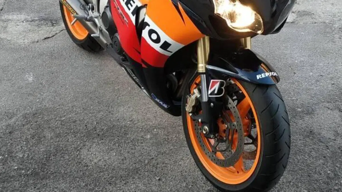 Honda CBR 1000 RR Fireblade (2008 - 11)  (12)