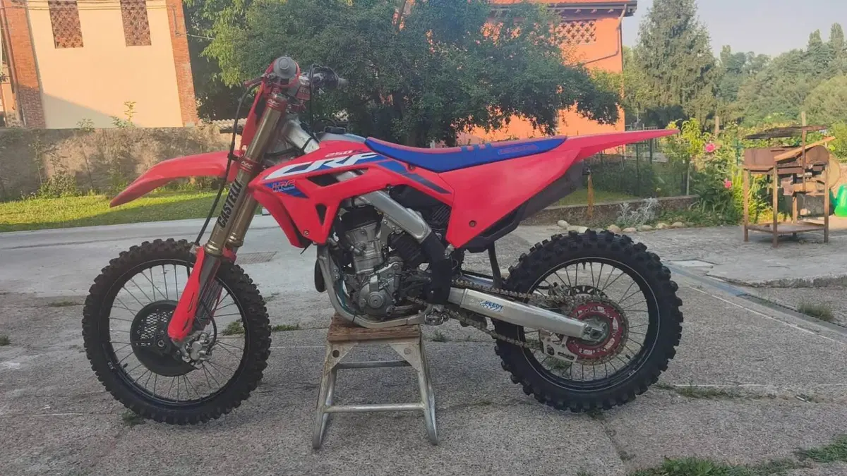 Honda CRF 250R (2023)  (2)