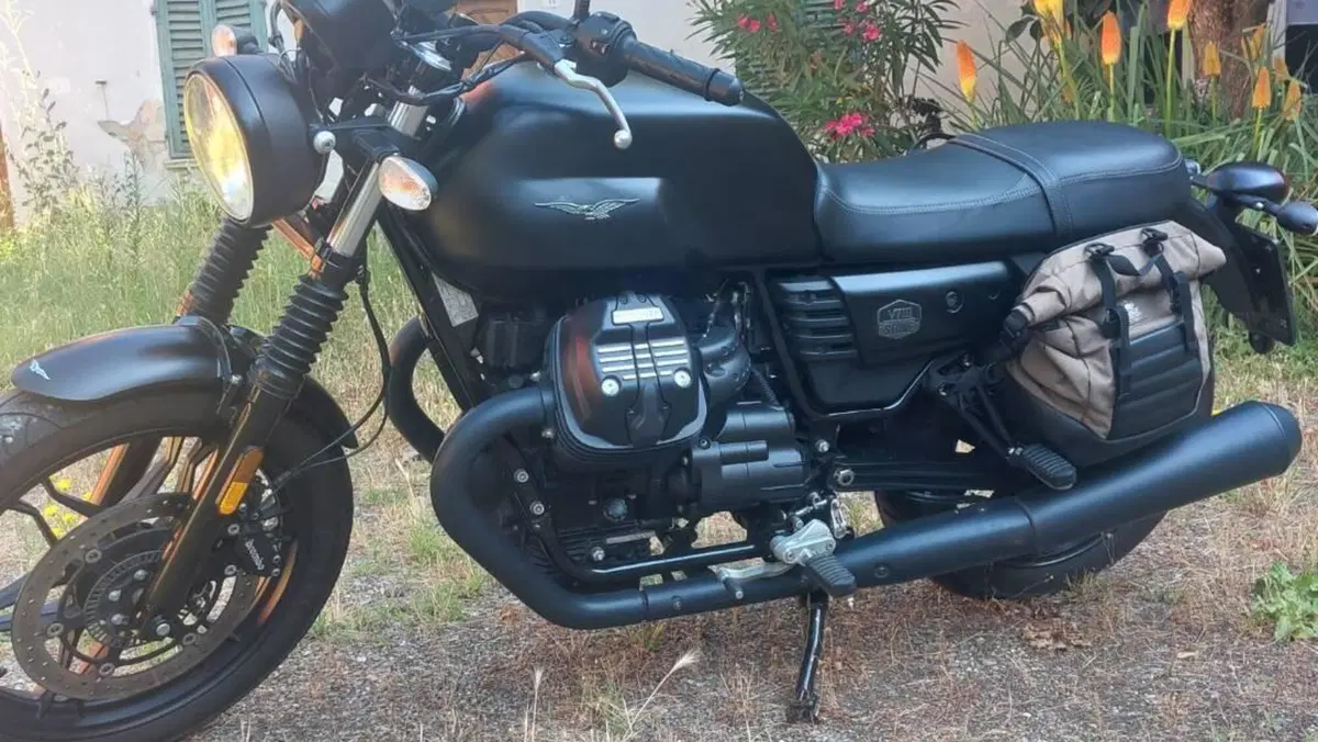 Moto Guzzi V7 III Stone (2017 - 20)  (4)
