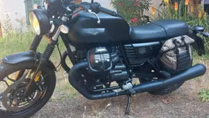 Moto Guzzi V7 III Stone (2017 - 20)  (4)