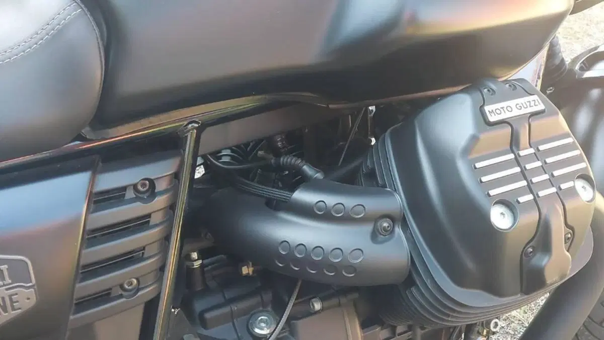 Moto Guzzi V7 III Stone (2017 - 20)  (8)
