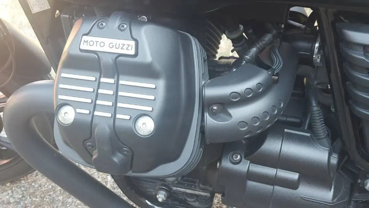Moto Guzzi V7 III Stone (2017 - 20)  (9)