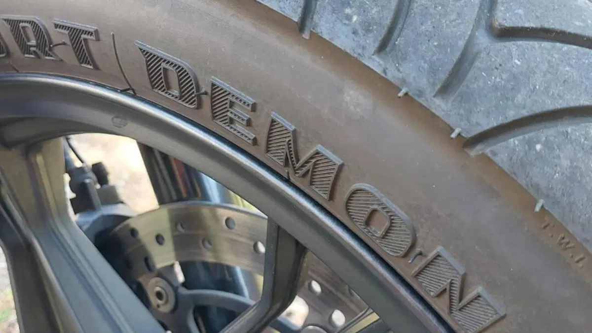 Moto Guzzi V7 III Stone (2017 - 20)  (12)