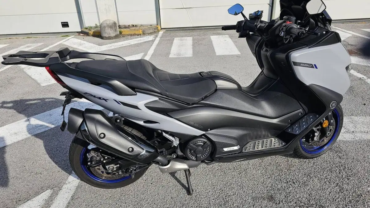 Yamaha T-Max 560 Tech Max (2020)  (2)