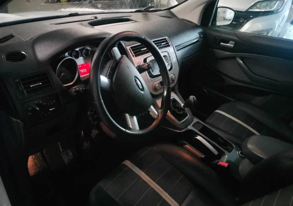 Ford Kuga 2.0 TDCi 136 CV 4WD Titanium DPF (5)