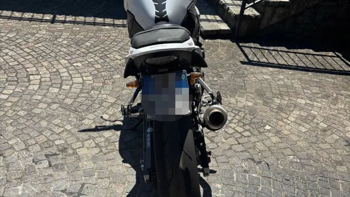 Suzuki GSR 750 (2010 - 15)  (2)