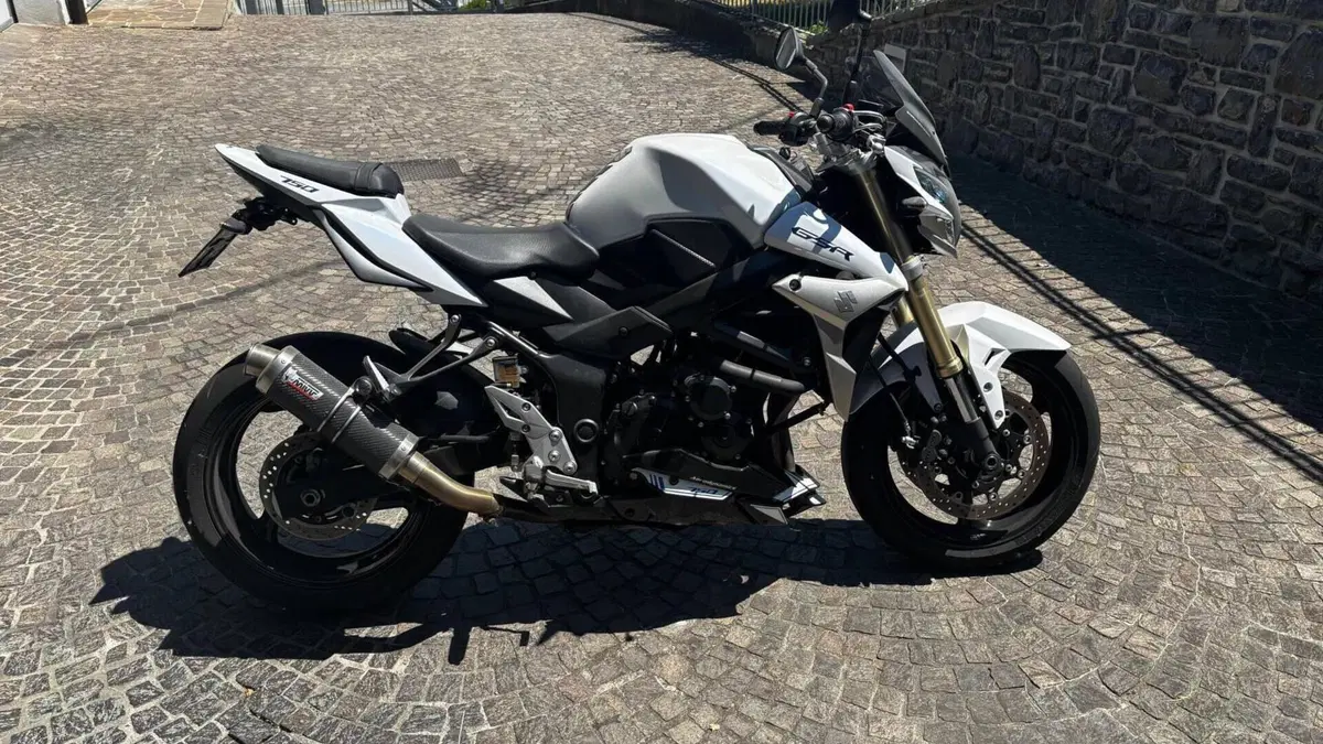 Suzuki GSR 750 (2010 - 15)  (4)