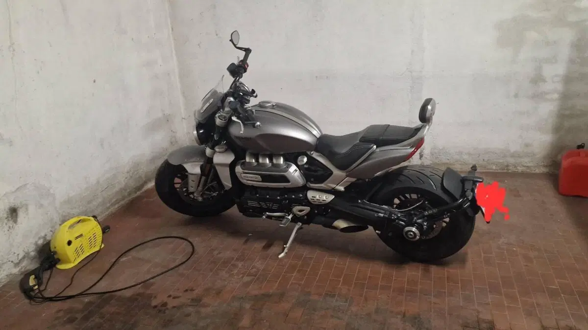 Triumph Rocket 3 R (2021 - 24)  (2)
