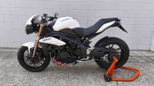 Triumph Speed Triple 1050 ABS (2011 - 15)  (2)