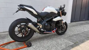 Triumph Speed Triple 1050 ABS (2011 - 15)  (3)